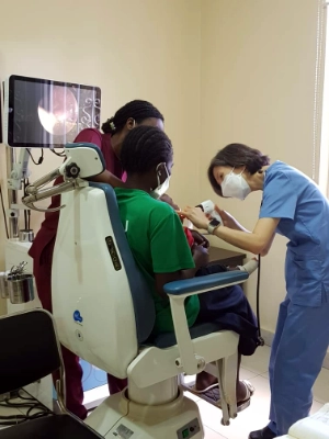 Consultation médicale pour Edissa avant son opération.