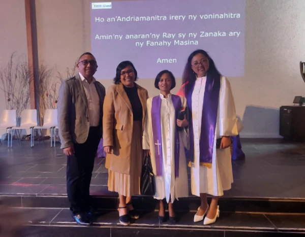 Les trois pasteures enseignantes aux côtés d’un laïc en troisième année Les trois pasteures enseignantes aux côtés d’un laïc en troisième année