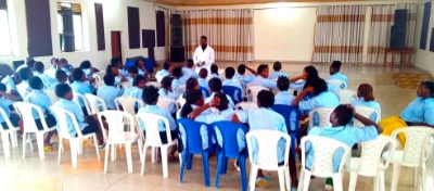Séance d’information sur la santé reproductive avec les jeunes