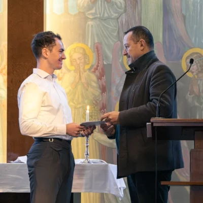 Emmanuel Jeger remet la lettre d’envoi à Kenzo Vallat