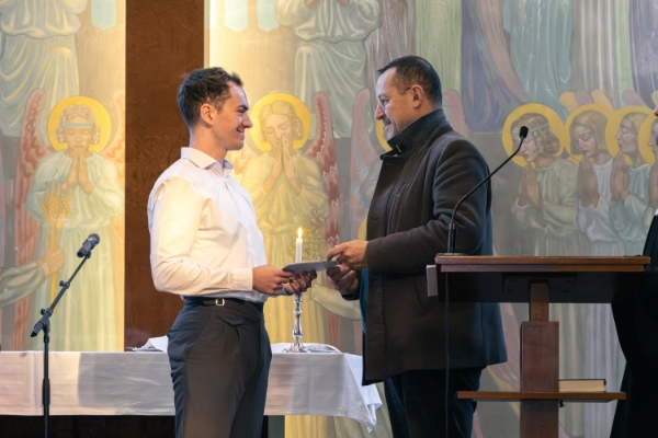 Emmanuel Jeger remet la lettre d’envoi à Kenzo Vallat