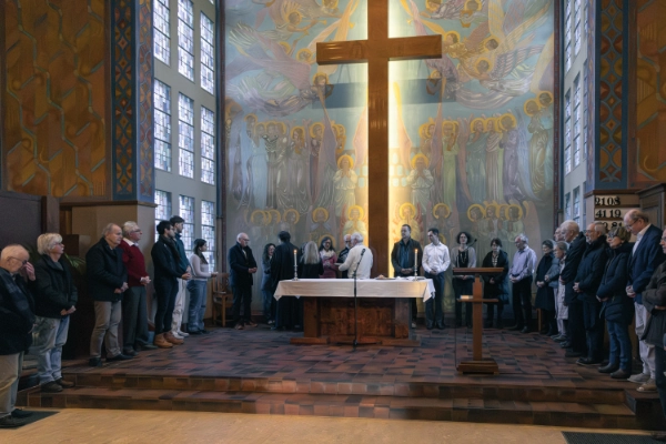 L’assemblée en communion et en prière