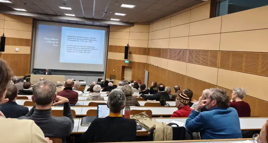 Photo d'une grande salle universitaire en Suisse