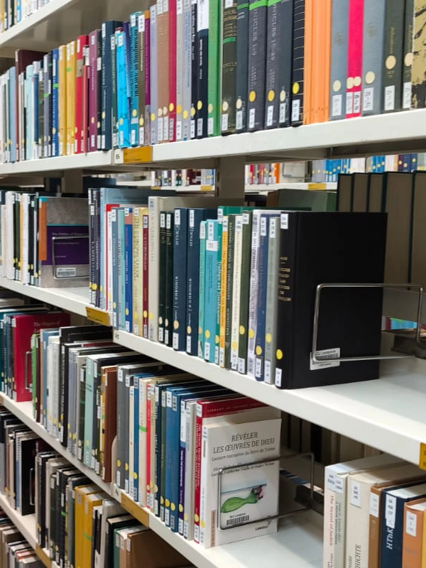 Une petite partie d'une bibliothèque en Suisse